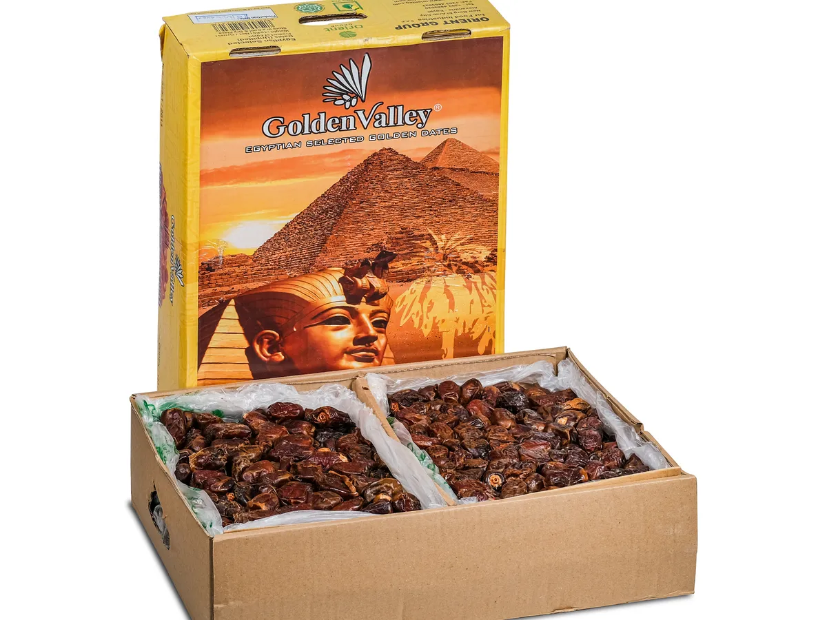 Karton kurma Golden Valley 10 kg asal Mesir dalam keadaan terbuka, memperlihatkan kurma Mesir berwarna cokelat keemasan