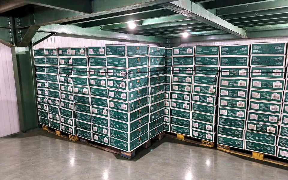Tumpukan palet karton Kurma Barari di gudang SMJL Jakarta